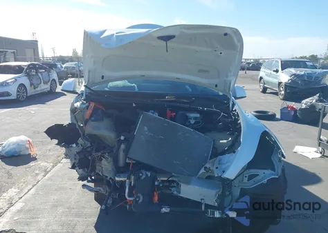 2024 Tesla Model Y z USA, uszkodzony, nr VIN 7SAYGDED6RF107721